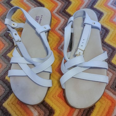 Vintage sandals size 7.5 Wide Bass Sunjuns Margie, 70s white leather low wedge strappy sling back flip flops, hippie boho summer beach wear 