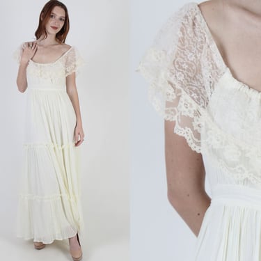 Off The Shoulder Wedding Gown / Vintage 70s Plain Ivory Gunne Sax Maxi Dress / 1970s Crinkle Cotton Long Bridal Dress Size 13 