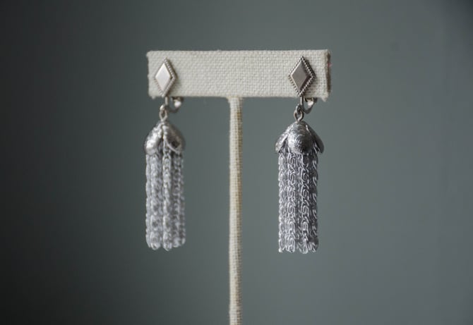 vintage jewelry | vintage earrings | silver tassel earrings | silver drop earrings | Sarah Coventry earrings 