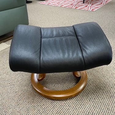 Stressless Chair Ottoman (2)<br />Paloma Black leather<br />Teak Wood<br />L 21.5 x D 15 x H 16