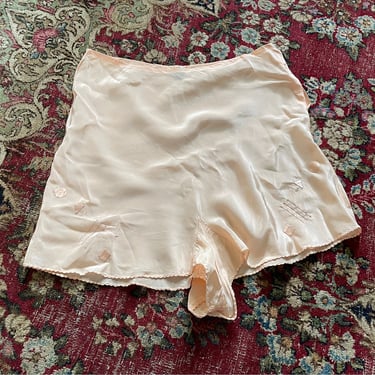 Vintage peach silk tap pants, 1930’s peach pink lingerie, scalloped hem | bridal lingerie, vintage wedding, ladies M 