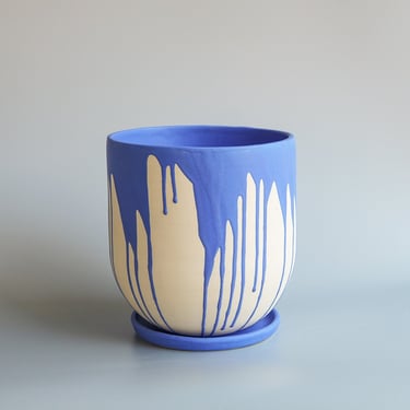 Niko: Medium Blue Drip Vase with Tray