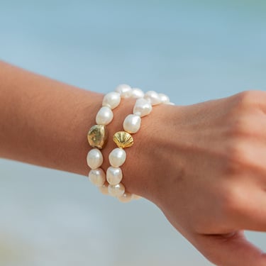 Stretchy Pearl Bracelet with Gold Shell Accent - Nanea 