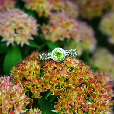 Vintage Sterling Silver Peridot Solitaire Ring, Embossed Silver Band, Brilliant Green Gemstone, Classic Solitaire With A Twist, Size 9 US 