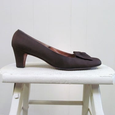 Vintage 1960s Brown Peau de Soie Pumps. 60s Chocolate Fabric Medium Heels with Bow by Erica for Neiman Marcus, Size 9A US 