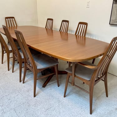 Expandable Walnut Dining Table with Leaves & 8 Chairs - Vintage Danish Design 