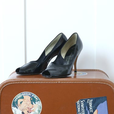 vintage vixen 1950s stiletto heels • black patent leather open toe pinup pumps size 7 