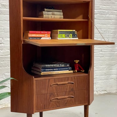 ROSEWOOD Mid Century Modern CORNER Bookcase / China or Liquor Cabinet, Made in Denmark. c. 1960's 