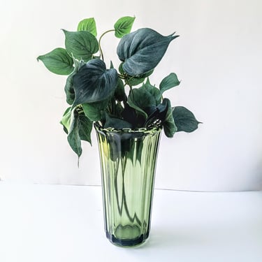 Vintage Avocado Olive Green Glass Vase with Scalloped Rim/ Indiana Glass Co/ Mid Century Modern MCM Farmhouse Country Cottage Decor 
