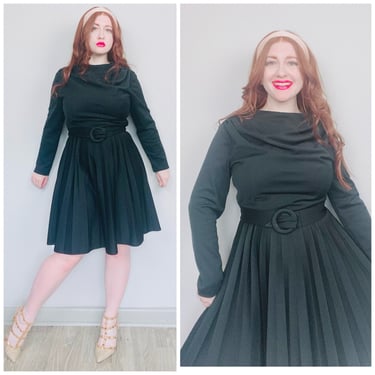 1970s Vintage Black Pleated Skirt Knit Dress / 70s / Seventies Belted Mod Fit and Flare Dress / Size Large - XL 