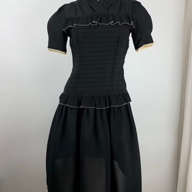 Cute 1940'S Rayon Dress - Fitted Bodice with a Drop Waist - Pleated Flouncey Trim - Puffy Sleeves  - Women's Size Small - 26 Inch Waist 