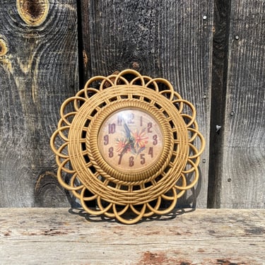 Vintage 1960s Clock -- 1960s Plastic Clock -- Vintage Clock - Vintage Plastic Clock - 1960s Clock -- Vintage Plastic Wall Clock - Wall Clock 