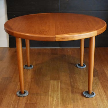 Danish teak round-to-oval expandable dining table by Stole Mobelfabrik - 46.5