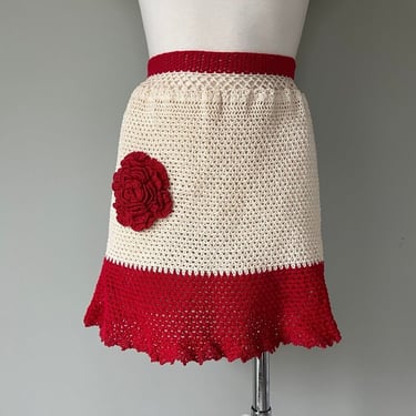1960s Vintage Handmade Crochet Embroidered Womens Christmas Rose Kitchen Apron 
