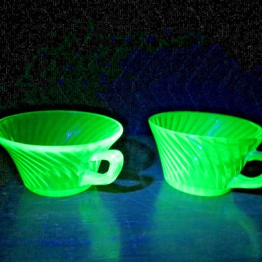 2 Depression Uranium Green Spiral Glass Tea Or Coffee Cups 