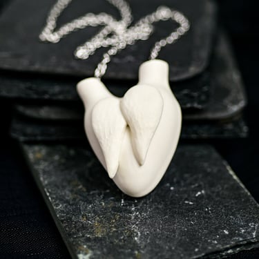 '7° Cielo' Glazed Porcelain Anatomical Heart Necklace