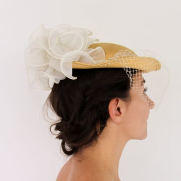 1980s Beige & White Straw Fascinator | 80s Tan Straw Hat with Large White Ribbon | Wedding Hat | Kentucky Derby | Sonni 