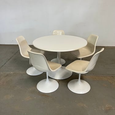 Mid-Century Modern Eero Saarinen Style Tulip Round Dining Table and Chairs 
