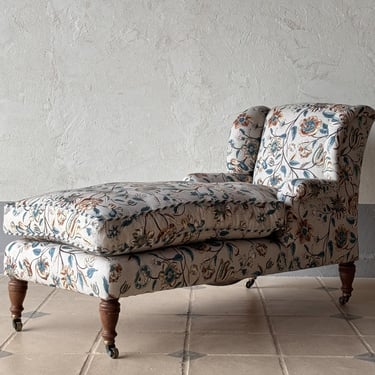 Diminutive Howard &#038; Sons Chaise Longue Upholstered in Rosa Bernal &#8220;Santander&#8221;