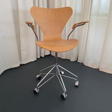 Arne Jacobsen Series 7 Swivel Adjustable Armchair Model 3217 Fritz Hansen
