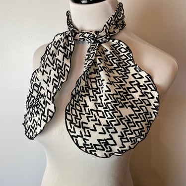 70’s wide neckerchief neck Bow tie~ pussycat bow Women’s scarf Black & white abstract print open size 