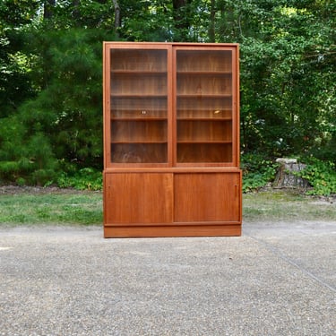 Danish Modern Hundevad & Co two piece teak credenza with glass front china cabinet - Mid Century 