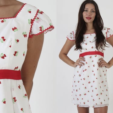 70s Strawberry Print Country Dress / Americana Folk Style Clothing / Ric Rac Trim Homespun Mini Sundress 