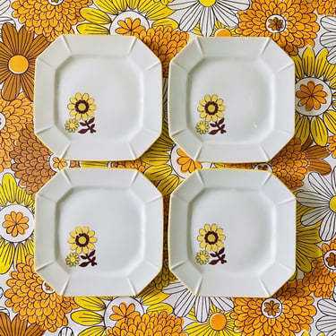 70s Floral Dessert/ Salad Plates / Set of 4 / Daisy Kitchenware / 70s Decor / Ceramics Dinnerware Set 