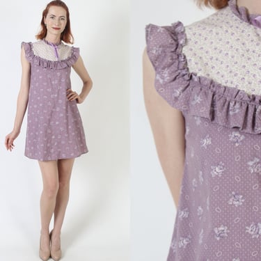 Ruffle Neckline Babydoll Mini Dress / 70s Lilac Garden Florals / Cute High Neck Old Fashion Print Material / Vintage Seventies Short Frock 