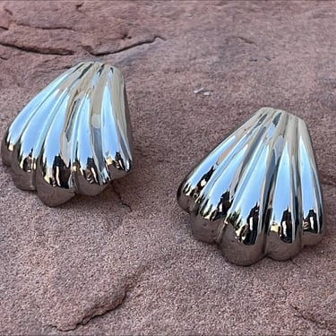 Vintage Beach Girl Sterling Silver Scallop Shell / Clam Post Earrings 