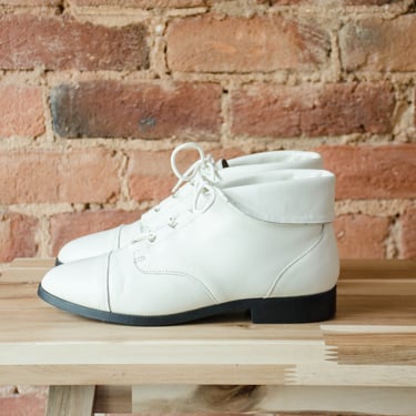 white leather ankle boots | 80s 90s vintage low heel lace up granny style leather boots size 9 