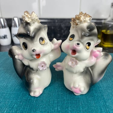 Vintage pair of Skunk Salt & Pepper Shakers | Anthropomorphic Kitsch Gold Spaghetti Glass Ceramic Figurines | Flowers Kitchen Decor 