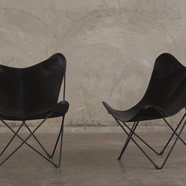 PAIR OF BUTTERFLY LOUNGE CHAIRS, 20TH C