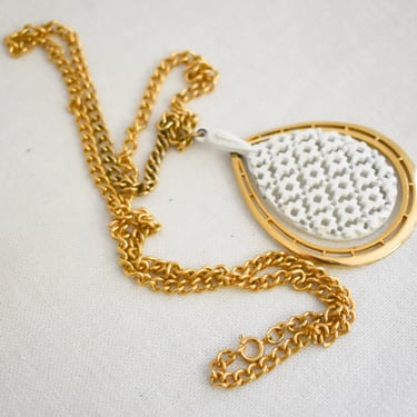 1960s/70s White and Gold Pendant and Chain Necklace 