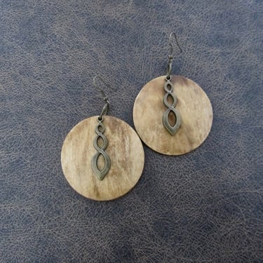 Large round stained wooden and bronze earrings 