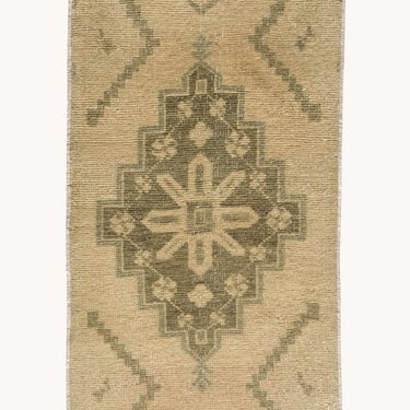 Vintage Turkish Mini Rug No. 720 | 1'5 x 3'