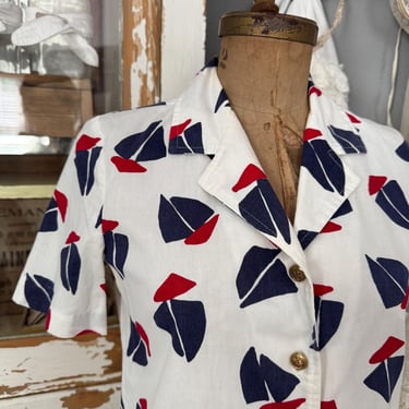 Vintage 70s Americana Sailor Collared Blouse with Wide Short Sleeves; 4th of July Sailor Cotton Blouse with with Novelty Sailboats M 