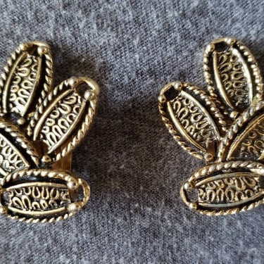 Vintage Sarah Coventry gold brass ornate clip earrings 