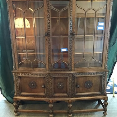 Gorgeous Oak Display Cabinet (Seattle)