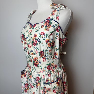 40’s 50’s floral Sundress ~ buttons back tied waist front patch pockets~ wide straps 100% cotton Summer dress~ fitted waist /Plus size Volup 