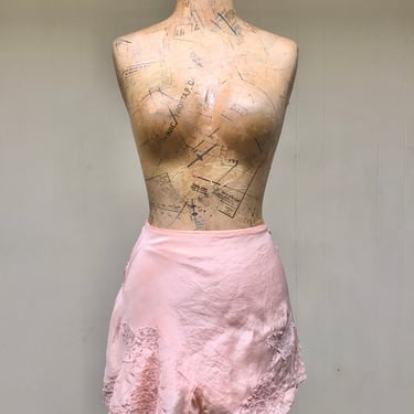 Vintage 1940s Tap Pants, 40s Peach Rayon and Lace Panties, Pin-Up Lingerie, Small 28 Inch Waist, VFG 