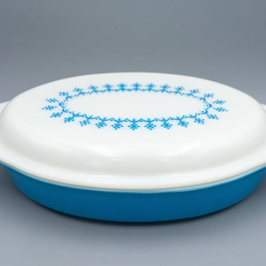 Pyrex Snowflake Blue Oval Divided Serving Dish with Opal Lid | Vintage Kitchenware Retro Serveware 