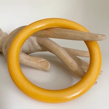 Art Deco 1920-30s Vintage bright buttery Yellow Phenolic Bakelite  bracelet bangle by BakeliteBa