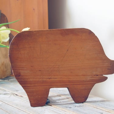 Vintage wood pig cutting board / hand made pig shaped wooden bread board / rustic farmhouse kitchen decor / collectable pig board 