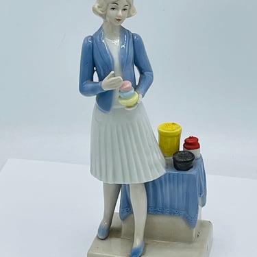 Vintage Tupperware Lady Porcelain Figurine Special Edition Series 1 Very Nice 