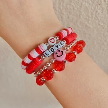 Handmade Valentines bracelet pack of 4 - Valentines- hearts - Gift - Clay beads 
