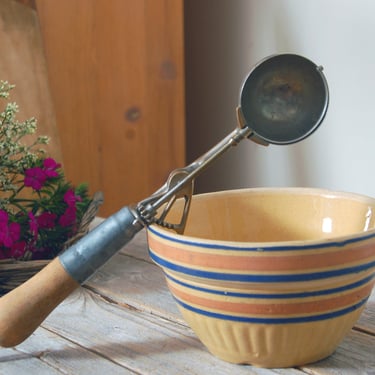 Vintage Gilchrist's No 31 ice cream scoop / ice cream scooper / nickel & brass with wood handle / rustic farmhouse kitchen utensils 