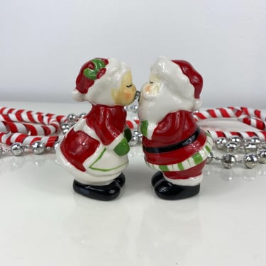 Kissing Santa and Mrs. Claus Vintage Salt and Pepper Christmas Shaker Set, Santa Shakers Magnet Kissing, Vintage Holiday Christmas Kitschy 