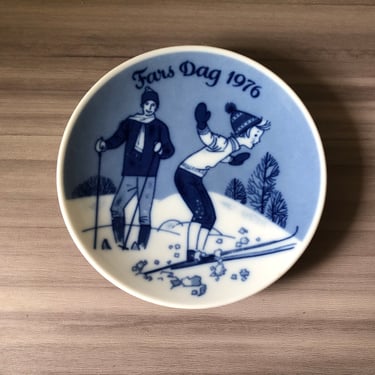 Vintage Porsgrund Fars Dag Plate, Father's Day Plate 1976, Blue Decorative Father Child skying Plate 