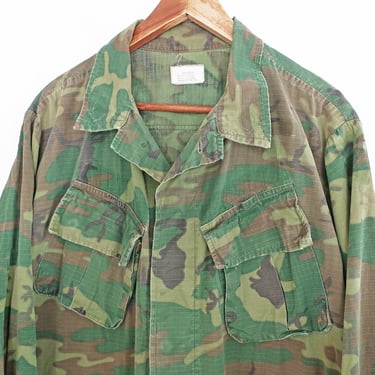 vintage camo jacket / jungle jacket / 1960s Camo Slant Pocket Cotton Sateen Vietnam War Jungle Jacket Large 